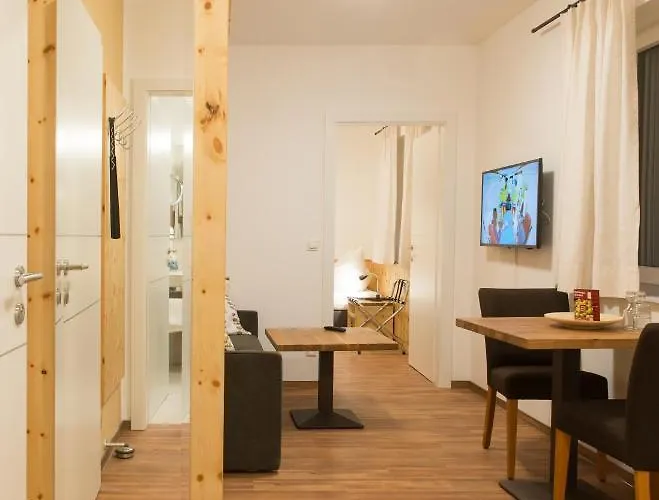 מלון Wirtshausbrennerei Krenn 3*