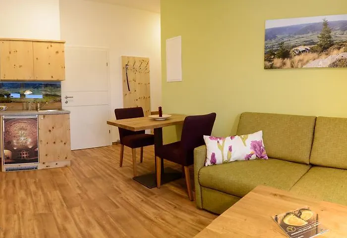 מלון Wirtshausbrennerei Krenn 3*